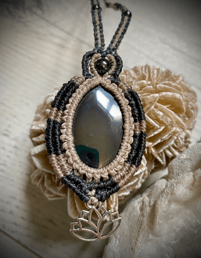 Collier réglable Hématite et fleur de lotus