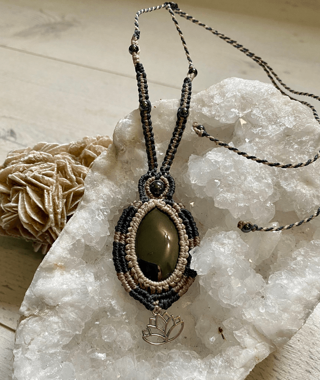 Collier réglable Hématite et fleur de lotus