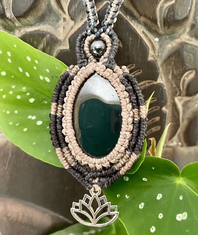Collier réglable Hématite et fleur de lotus