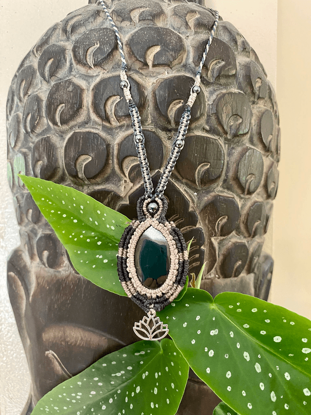 Collier réglable Hématite et fleur de lotus
